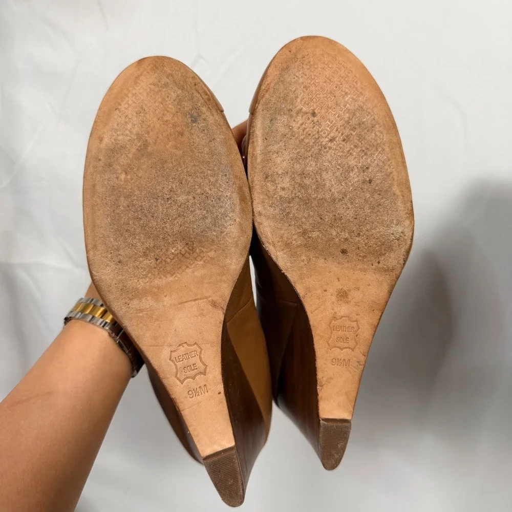 Tory Burch Tan Leather Patent Cap Toe Wedge Pumps Gold Logo 9.5M Classic office